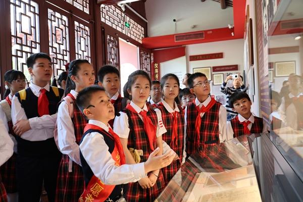 农讲所的红领巾讲解员在讲解现场。 本组图片由广州市越秀区文德路小学提供