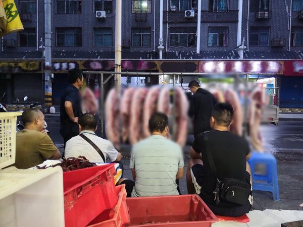 凌晨，孙瑞华父亲选好猪肉后和同行坐着聊天。受访者供图