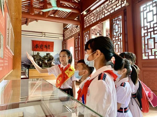 　　张炘桐在农讲所展厅为队员们进行志愿讲解。