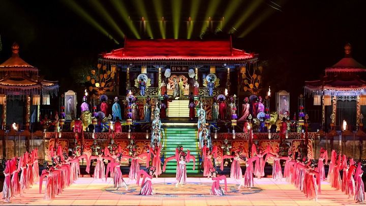 演员在陕西省西安市华清宫景区表演大型实景历史舞剧《长恨歌》（2024年12月1日摄）。新华社记者 邹竞一 摄