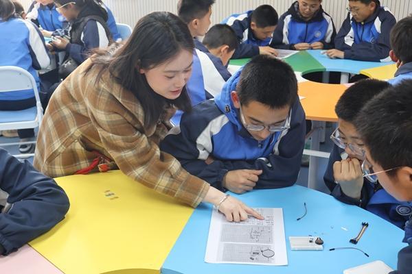 　　福州大学研究生支教团成员钟路珂在给孩子们上课。受访者供图