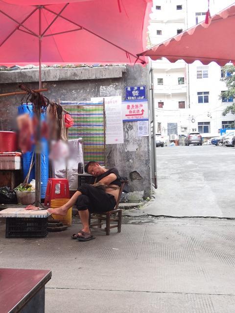 孙瑞华的父亲在摊位前小憩。受访者供图