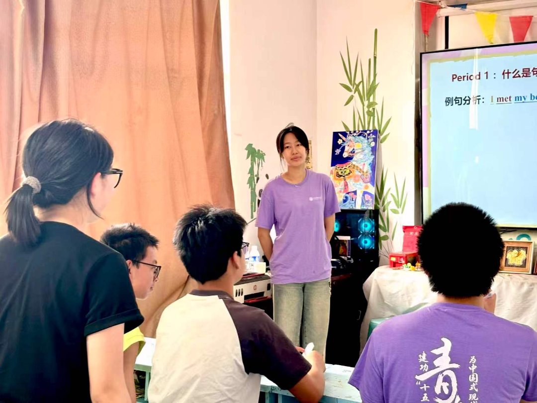 太原理工大学“三下乡”社会实践队队员为托管班学生讲授英语课。姚佳美供图