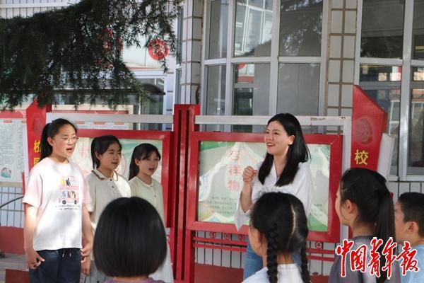 西柏坡希望小学，支教老师张筱菲教孩子们练习气息操。