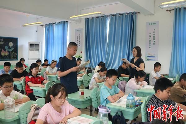 　　西柏坡希望小学，教师陈荣荣和学生们在语文课堂上。本组图片由中青报·中青网记者李川拍摄