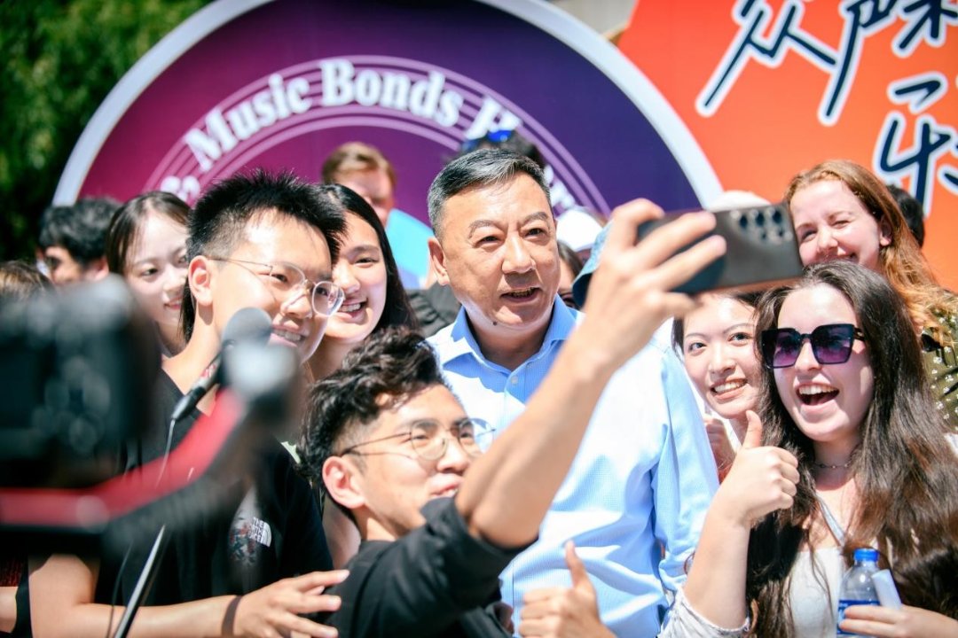 中国人民大学党委书记张东刚与中外青年学子们共同唱响经典曲目《友谊地久天长》。中国人民大学供图。