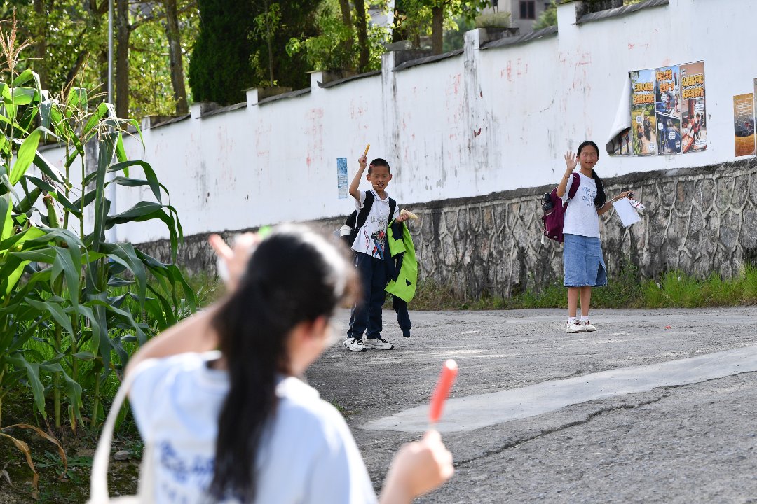 7月10日，贵州省黄平县上塘镇中心小学，徐州医科大学研究生支教团成员赵雅在期末最后一天送别学生散学回家。张龙/摄