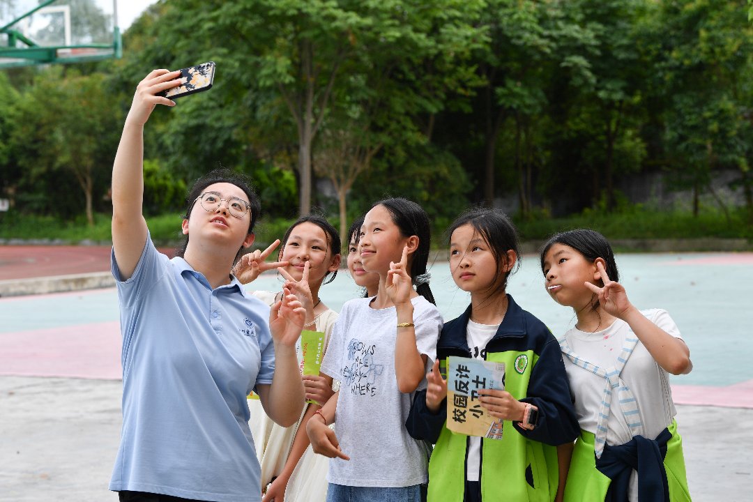 7月10日，贵州省黄平县上塘镇中心小学，徐州医科大学研究生支教团成员赵雅（左一）与学生合影留念。梁文/摄