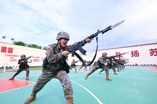 　　武警江西总队赣州支队瑞金中队官兵开展刺杀训练。许书灿/摄