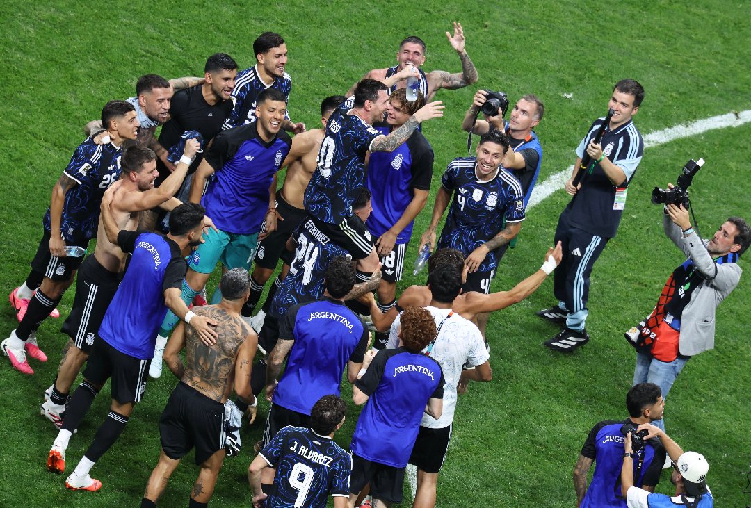 当地时间7月15日，美国亚特兰大体育场，2026美加墨世界杯第二场半决赛英格兰队对阵阿根廷队，赛后，阿根廷队的队员们庆祝晋级决赛。刘占崑/摄