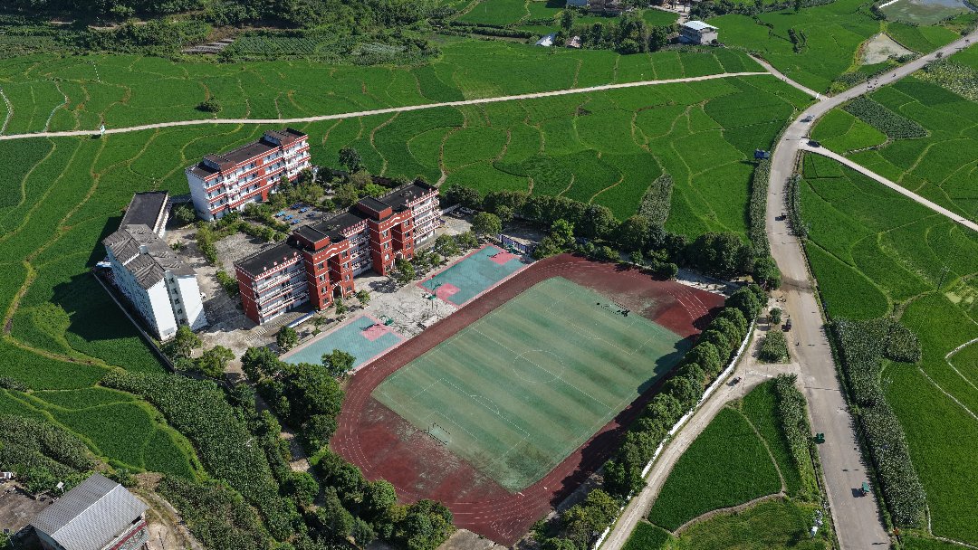 7月10日拍摄的贵州省黄平县上塘镇中心小学全貌。张龙/摄