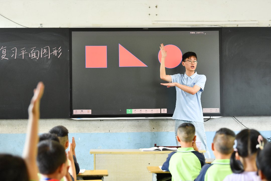 7月10日，贵州省黄平县上塘镇中心小学，徐州医科大学研究生支教团成员王中毅在上课。梁文/摄