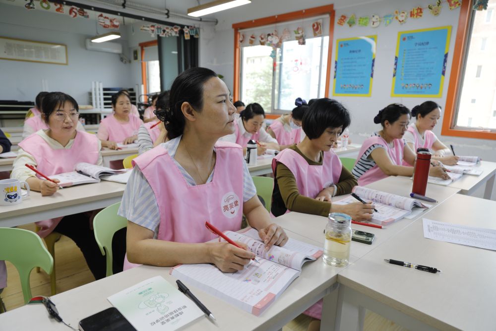 5月8日，在成都亮英堂职业技能培训学校，家政学员在学习相关课程。新华社记者 杨进 摄
