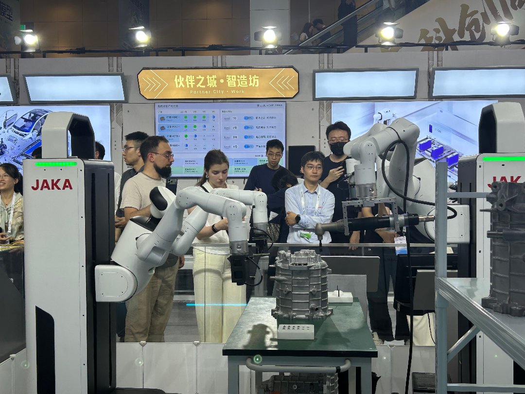7月17日,2026世界人工智能大会暨人工智能全球治理高级别会议在上海开幕。图为观众正在观展,大会展览现场展示了一批机器人进工厂的具体场景。中青报·中青网记者 贾骥业/摄