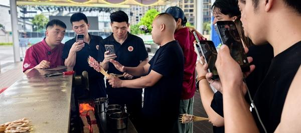 烧烤行业协会的专家正在为学员们授课。岳阳烧烤学院供图