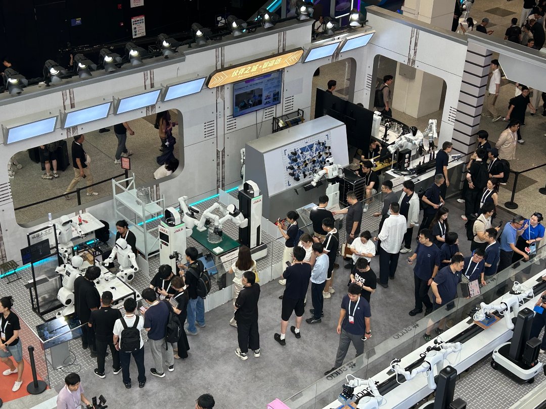 7月17日,2026世界人工智能大会暨人工智能全球治理高级别会议在上海开幕。图为大会“模登时代·伙伴之城”具身机器人展区,大批观众在此聚集。中青报·中青网记者 贾骥业/摄