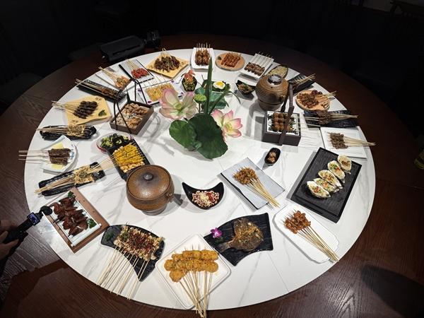 　　湖南岳阳当地最负盛名的马王堆汉方烧烤品鉴宴‌，设有27道菜，多次被国内外媒体报道。岳阳烧烤学院供图