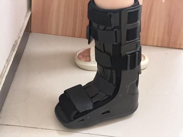 秦天崴脚后穿着助行靴可以出门。受访者供图