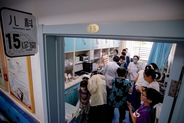 7月15日正式入伏,北京中医医院儿科诊室里挤满了小患者和家长。北京中医医院供图