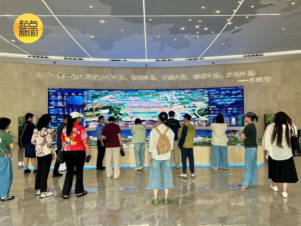 媒体团在西安国际港站采访