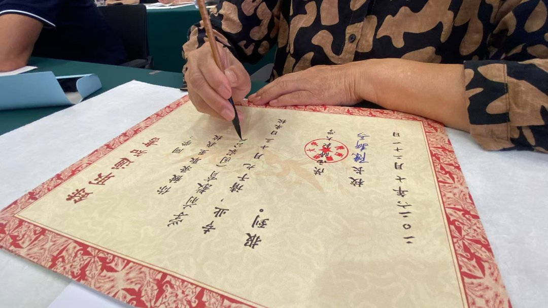 字体规范、结字舒展的书写，让录取通知书充满温度。孙海华/摄影