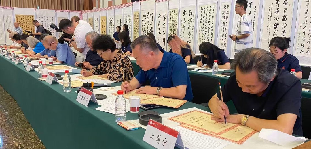 毛笔手写录取通知书现场。孙海华/摄影