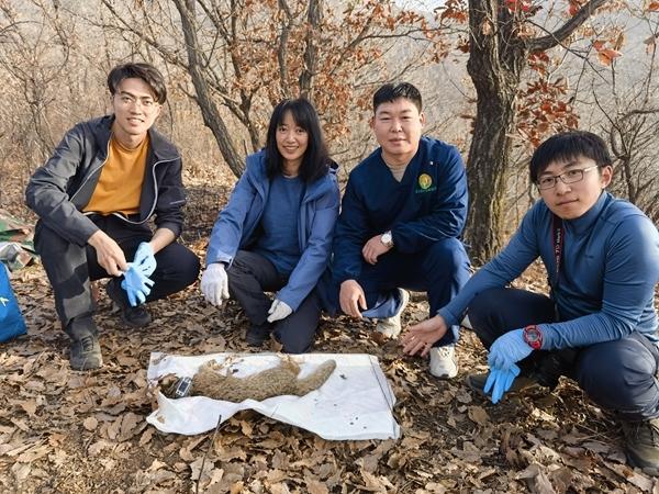 　　罗述金教授团队在北京山区开展豹猫野外监测工作（左二为北京大学生命科学学院教授罗述金）。受访者供图