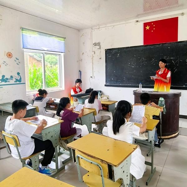 　　志愿者为留守儿童上音乐课。徐言嘉/摄