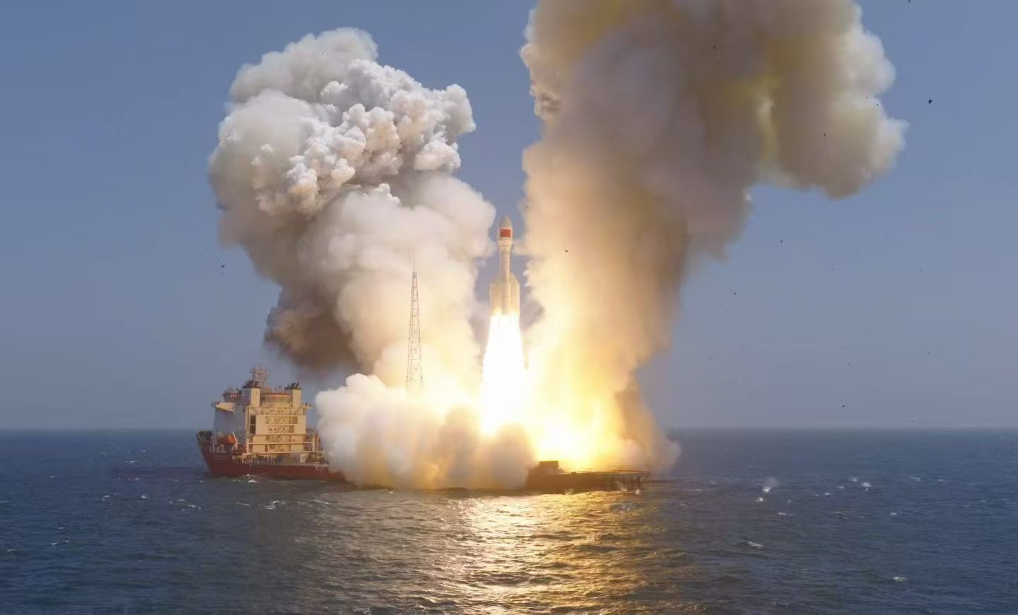 7月22日10时54分,我国太原卫星发射中心在上海东部海域使用引力一号遥四运载火箭发射卫星。上海海事局供图