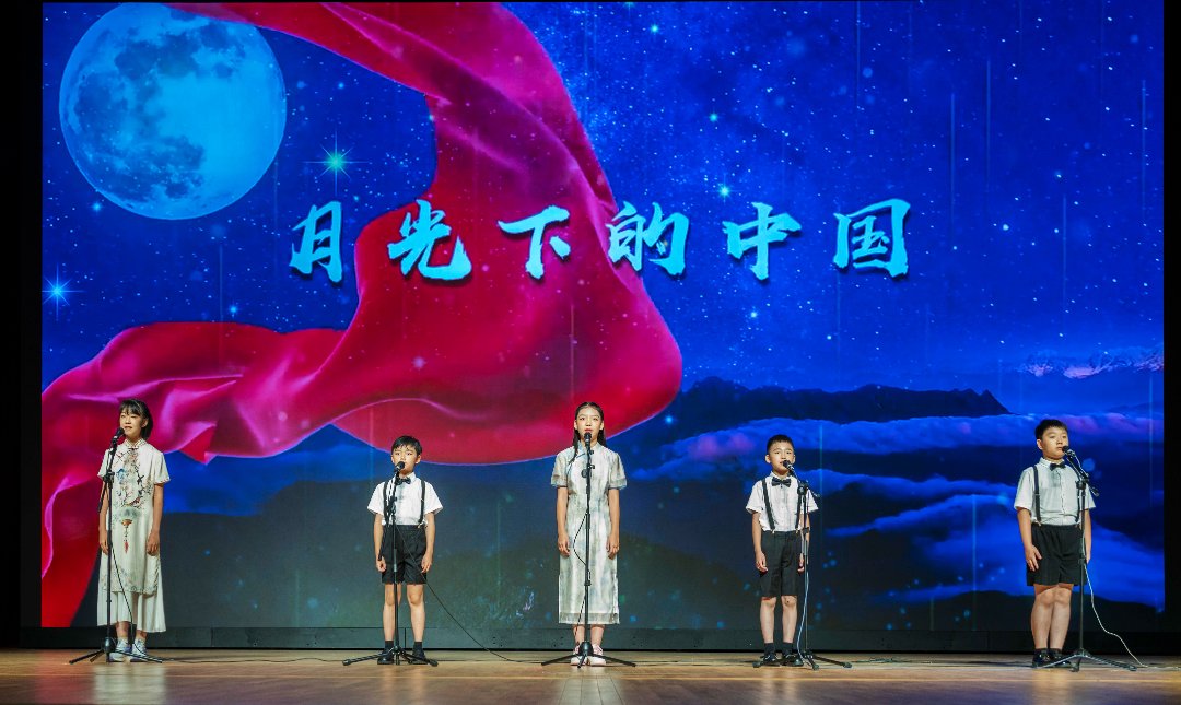 展演活动上的集体朗诵节目。展演活动主办方供图