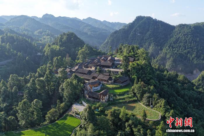 7月20日，藏于武陵山脉腹地的湖南湘西花垣县十八洞村。中新社记者 徐志雄 摄