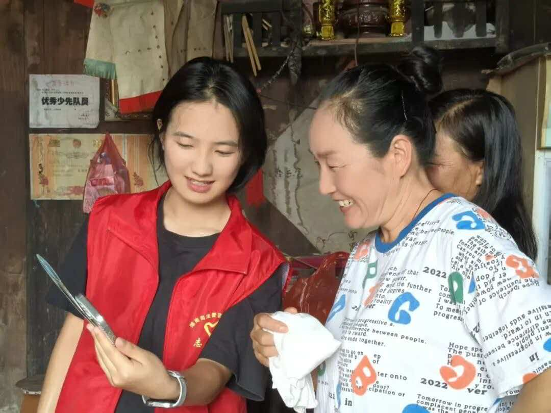 团队成员开展入户普法和调查研究。湖南司法警官职业学院供图