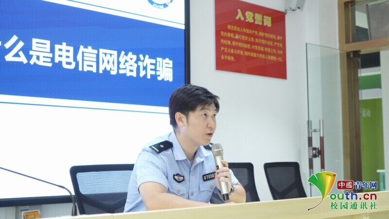 图为公安民警与反诈青年社会实践团队联合开展老年群体反诈宣讲活动。刘星宇 供图