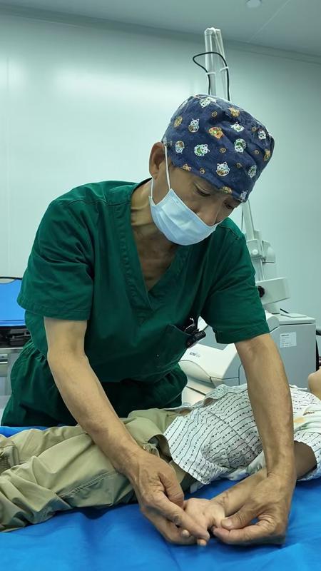武汉市第三医院原烧伤科主任、烧伤研究所所长谢卫国在查看患儿伤情。受访者供图