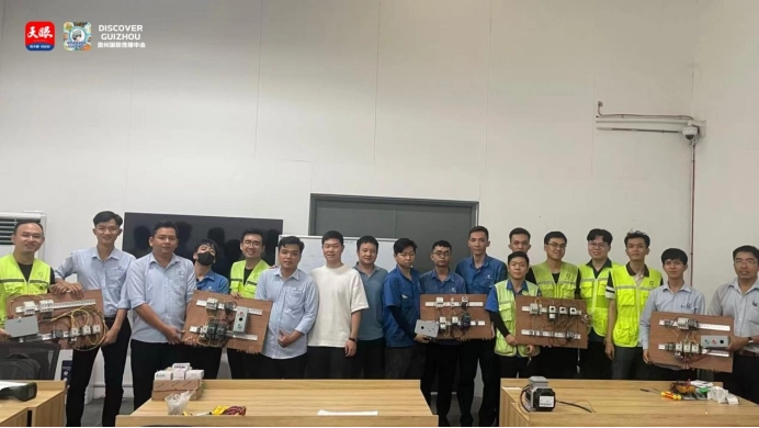 贵州轮胎股份有限公司越南工厂员工与贵州工业职业技术学院教师合影