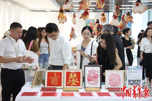 　　6月30日，位于四川成都的四川社会科学馆，参观者在观看四川文化产业职业学院艺术设计学院师生的版画作品。当天，该院第四届文化创意周暨2026届毕业设计作品展在这里举行。中青报·中青网记者 王鑫昕/摄