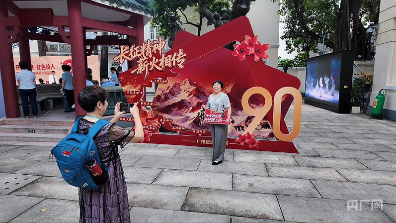 市民在广州起义纪念馆拍照打卡（央广网发 莫凡 摄）