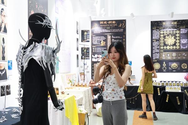 5月18日，浙江金华，浙江师范大学设计与创意学院2026届毕业设计作品展在金华市城市展示馆举行，观众在参观3D打印可穿戴艺术装置毕业设计作品。视觉中国供图