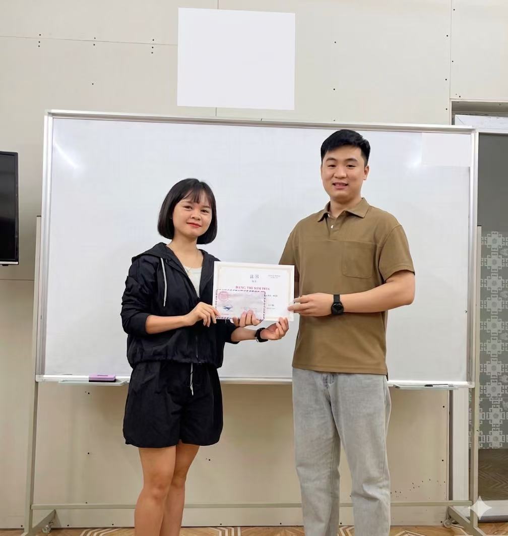 杨光童（右一）与学员合影
