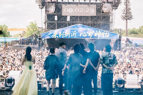 6月14日，李沛颖穿着黄色长裙和声音玩具乐队站在一起，面对台下观众。