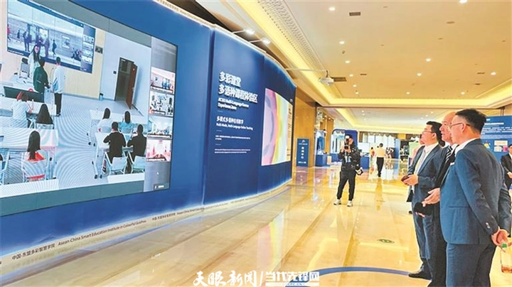 直播体验区展示中外师生通过中国—东盟多彩智慧学院直播课堂实时授课。