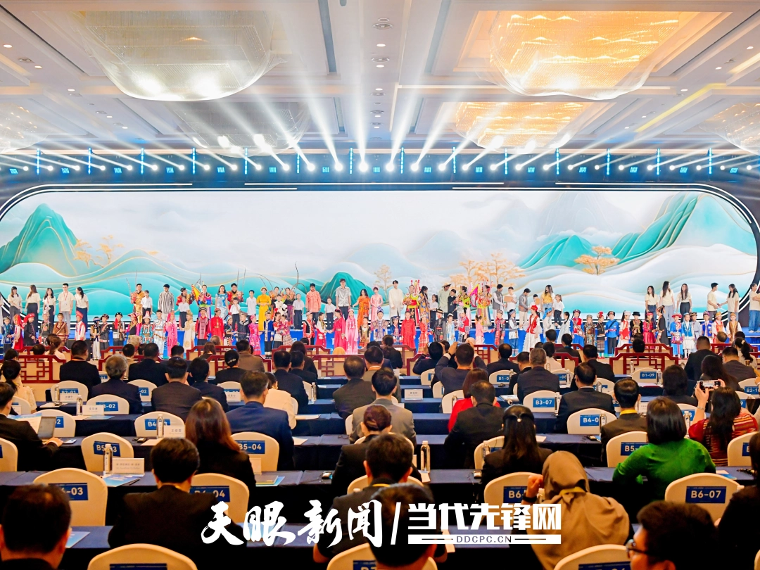 开幕式上，各国青少年正在表演。杜鹏城 贾智 摄