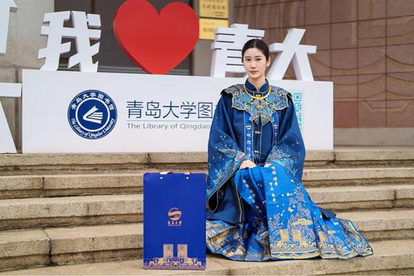 山河锦绣设计团队为几所山东高校设计的中式毕业礼服。受访者供图