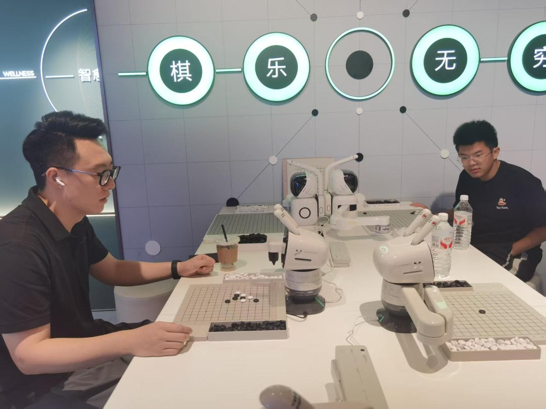 7月29日，杭州市具身智能展示与应用推广中心，参观者在体验与机器人下棋“过招”。中青报·中青网记者 蒋雨彤/摄