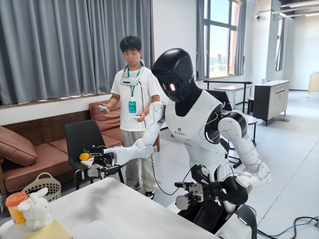 7月30日,浙江清华柔性电子技术研究院具身智能实训场里,来自郑州信息科技职业学院的学生朱思凯作为实习生,正在训练机器人抓取桌上的物件。第一次做数据采集员,他觉得很新奇,也希望未来有一天人机协同能有更大的突破。中青报·中青网记者 宁迪/摄