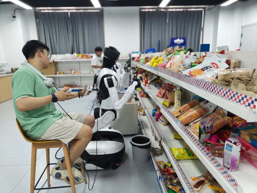 7月30日,浙江清华柔性电子技术研究院具身智能实训场里,一台机器人在被训练如何摆放超市货架上的食品。中青报·中青网记者 宁迪/摄