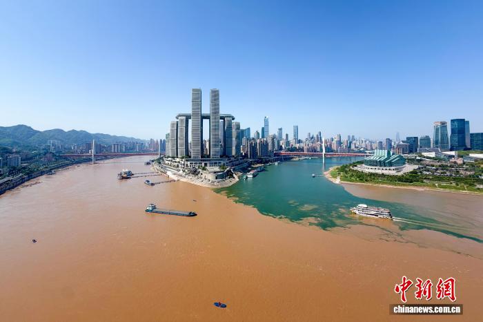 图为重庆朝天门两江交汇处呈现出“鸳鸯锅”的美景。景诗雁 摄