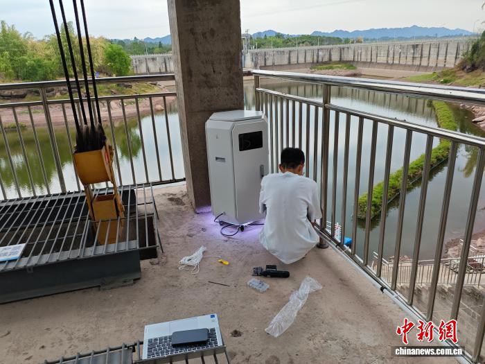 图为科研人员用“地基高光谱设备”给江水做“CT”。重庆市生态环境局供图