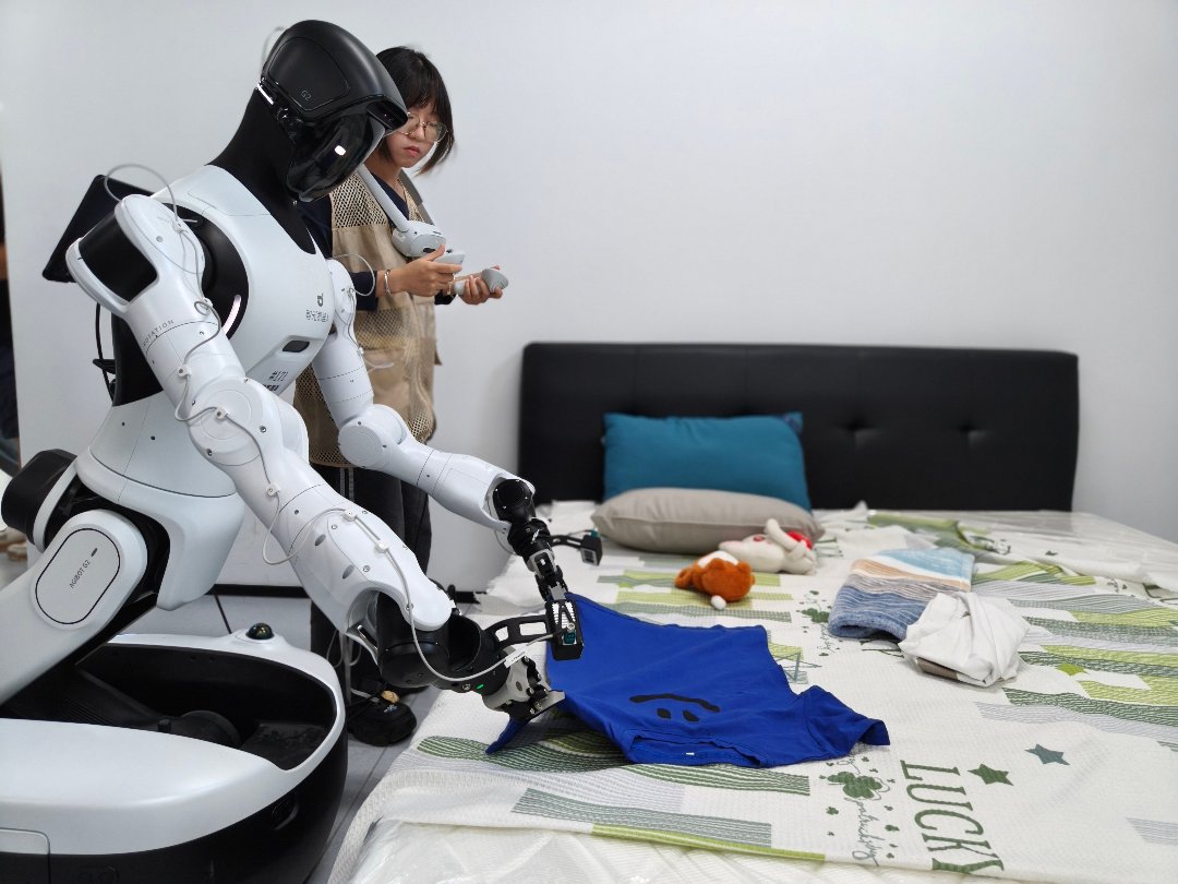7月30日,浙江清华柔性电子技术研究院具身智能实训场里,00后数据采集员杨慧琴正在训练机器人叠衣服。中青报·中青网记者 宁迪/摄