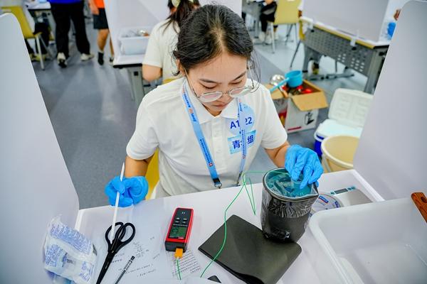 个人挑战活动现场，选手进行“溶液冷却”任务。主办方供图